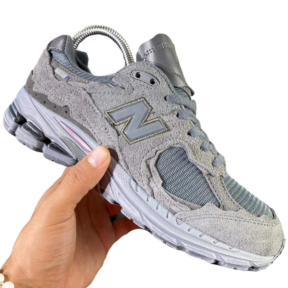 ZAPATILLAS NEW BALANCE ENERGY 2002R HOMBRE en Onlineshoppingcenterg Las ZAPATILLAS NEW BALANCE ENERGY 2002R HOMBRE son la elección perfecta para aquellos que buscan comodidad, estilo y rendimiento en su calzado. En Onlineshoppingcenterg, te ofrecemos una amplia gama de modelos para que encuentres justo lo que necesitas. Este artículo está diseñado para resolver todas tus dudas y ayudarte a tomar la mejor decisión si estás considerando comprar las New Balance 2002R.  ¿Por qué elegir las ZAPATILLAS NEW BALANCE ENERGY 2002R HOMBRE? Las ZAPATILLAS NEW BALANCE ENERGY 2002R HOMBRE se han convertido en una referencia en el mundo del calzado deportivo y casual gracias a su diseño innovador y tecnología avanzada. Estas zapatillas combinan confort y durabilidad, lo que las convierte en una excelente opción para el uso diario y actividades deportivas.  1. Comodidad y Estilo en un Solo Paquete El modelo New Balance 2002R se caracteriza por su excelente amortiguación y soporte, lo que lo hace perfecto para caminar largas distancias o para tu rutina de ejercicios. Además, las New Balance 2002R Hombre tienen un diseño moderno que se adapta a cualquier estilo, ya sea para ocasiones casuales o deportivas.  Si buscas un color neutro pero elegante, las New Balance 2002R Grey o las New Balance 2002R Black son una opción popular entre los usuarios. Por otro lado, si prefieres un look más atrevido, puedes optar por las New Balance 2002R Protection Pack, un modelo que ha revolucionado el mercado con su estilo único.  2. Tecnología Avanzada para Mayor Rendimiento Las ZAPATILLAS NEW BALANCE ENERGY 2002R HOMBRE están diseñadas con tecnología de punta para mejorar tu experiencia. Con la integración del sistema de amortiguación N-ergy y la suela Stability Web, este calzado te proporciona una pisada cómoda y segura en cualquier terreno. Además, si buscas protección adicional para condiciones climáticas adversas, las New Balance 2002R Gore-Tex son ideales gracias a su resistencia al agua y durabilidad.  Otro modelo destacado es el New Balance M2002RCA, que incluye un diseño retro pero con las mejoras tecnológicas modernas que garantizan comodidad y estilo.